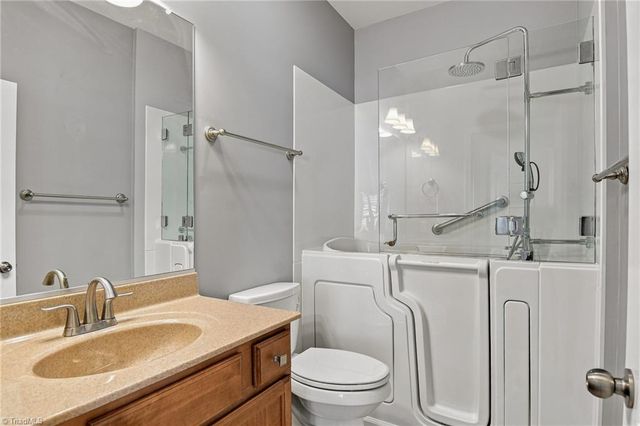 6246 Langdon Village Court, Clemmons, NC 27102
