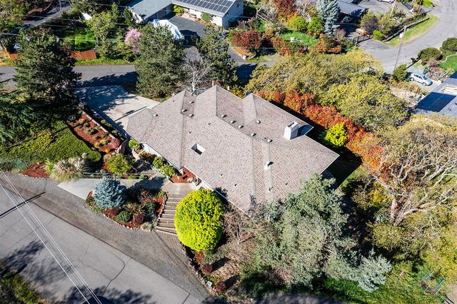 290 Harvard Place, Medford, OR 97504