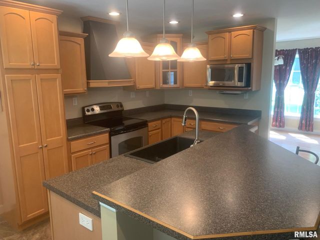 1100 HERITAGE Road, Jacksonville, IL 62650