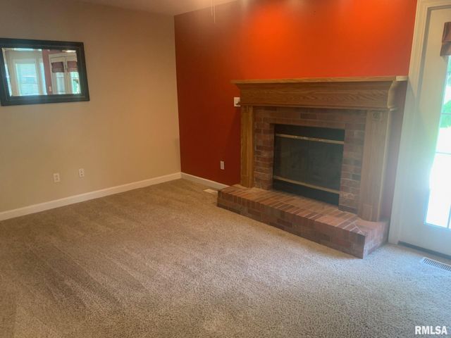 1100 HERITAGE Road, Jacksonville, IL 62650