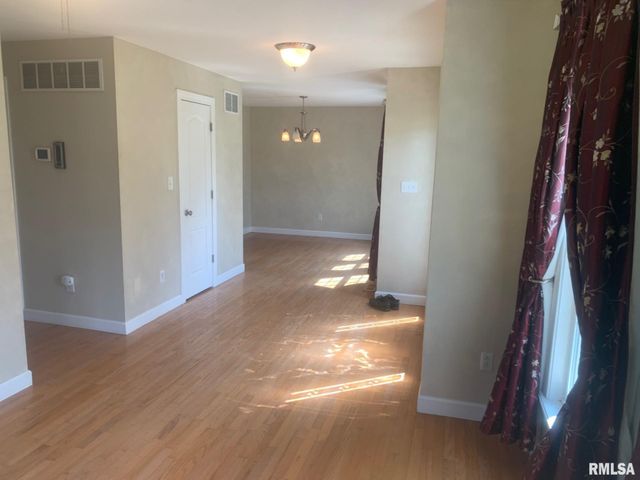 1100 HERITAGE Road, Jacksonville, IL 62650