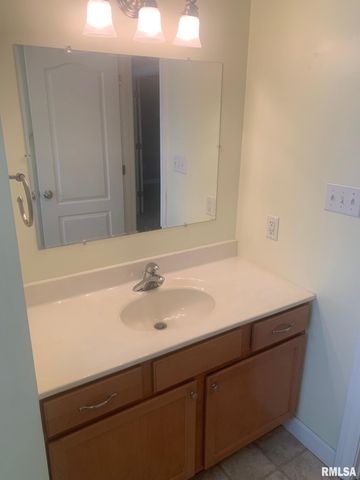 1100 HERITAGE Road, Jacksonville, IL 62650