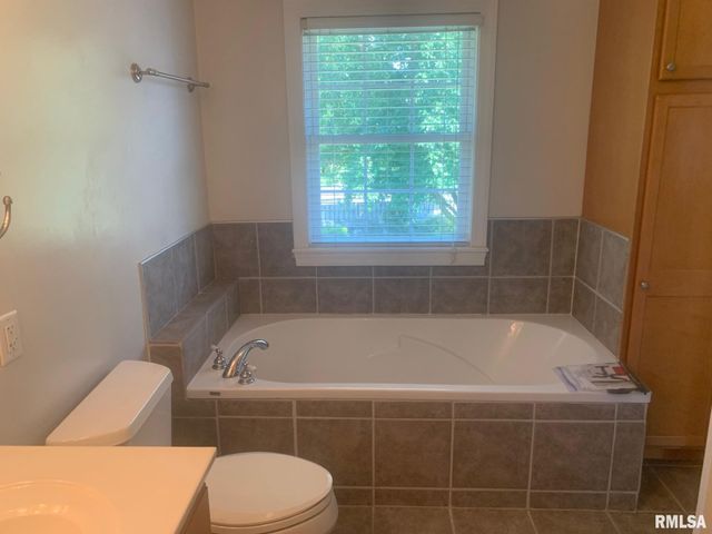 1100 HERITAGE Road, Jacksonville, IL 62650