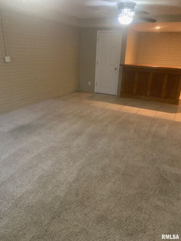 1100 HERITAGE Road, Jacksonville, IL 62650