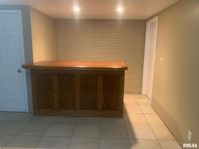 1100 HERITAGE Road, Jacksonville, IL 62650