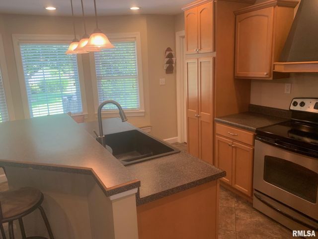 1100 HERITAGE Road, Jacksonville, IL 62650