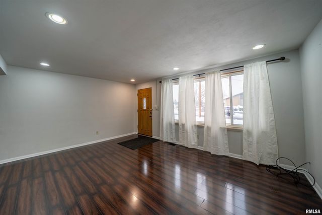 3023 N GOLF Drive, Peoria, IL 61604