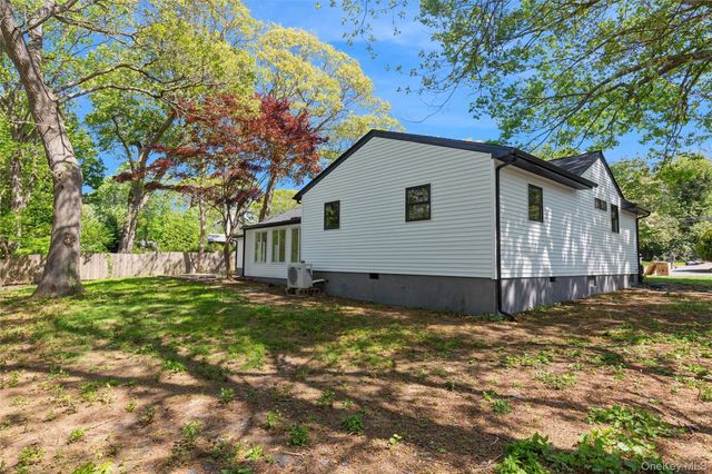 7 Magnolia Lane, Miller Place, NY 11764
