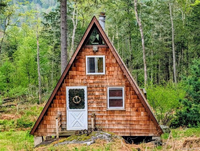 582 Lake Shore Lane, Narrowsburg, NY 12764