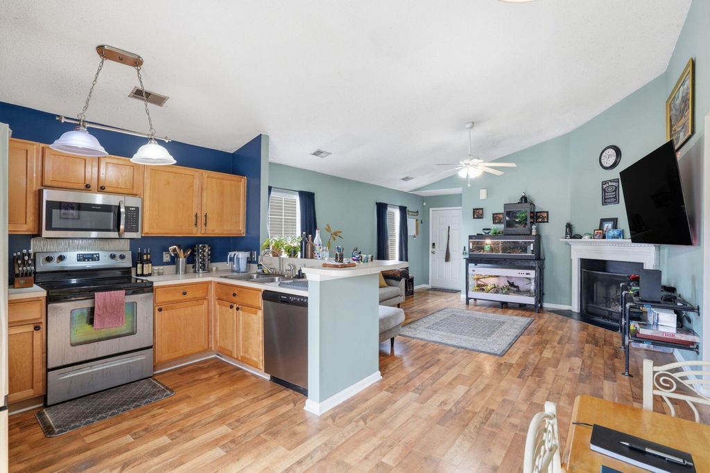 Image 11 of property listing at 210 Waterford Lane, Summerville, SC 29483