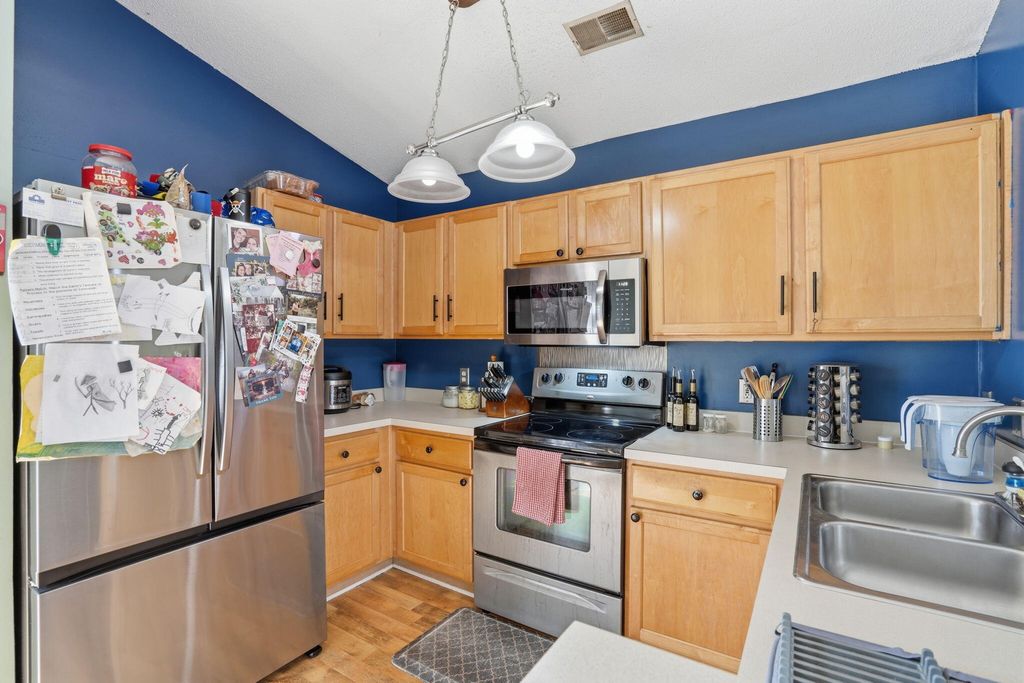 Image 12 of property listing at 210 Waterford Lane, Summerville, SC 29483