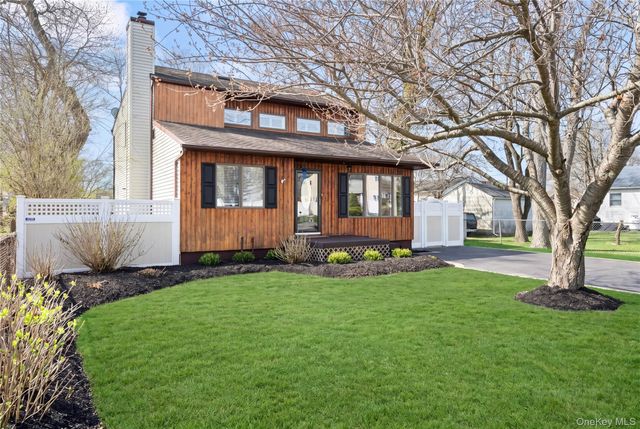 38 Aster Avenue, Holtsville, NY 11742