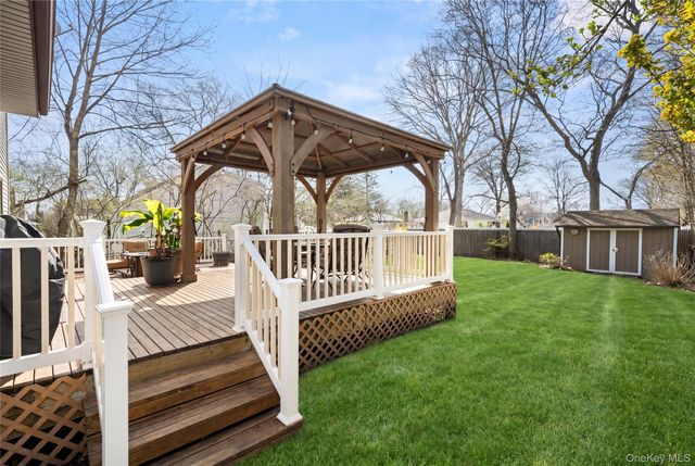 38 Aster Avenue, Holtsville, NY 11742
