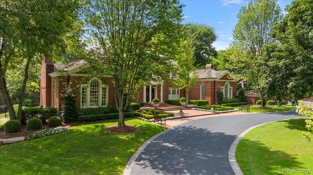 1045 Country Club Road, Bloomfield Charter Township, MI 48304