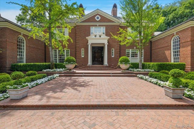 1045 Country Club Road, Bloomfield Charter Township, MI 48304