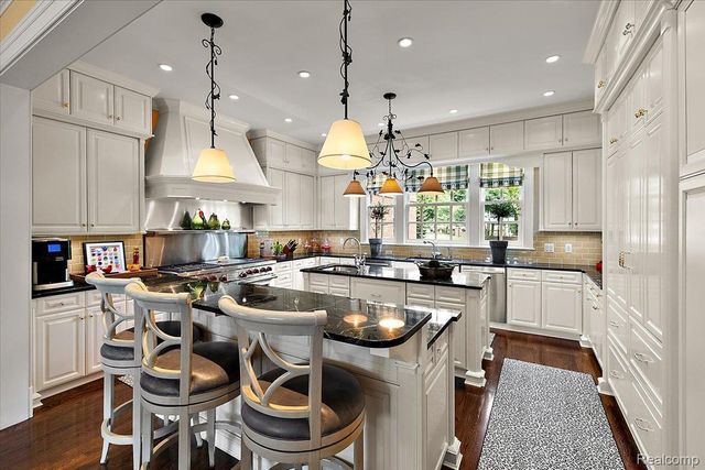 1045 Country Club Road, Bloomfield Charter Township, MI 48304