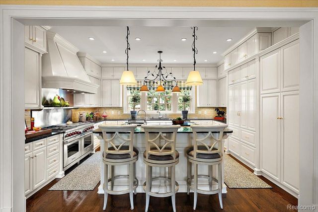 1045 Country Club Road, Bloomfield Charter Township, MI 48304