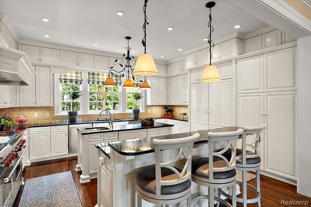 1045 Country Club Road, Bloomfield Charter Township, MI 48304