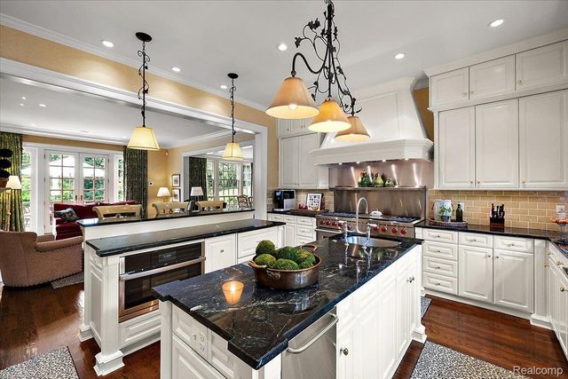 1045 Country Club Road, Bloomfield Charter Township, MI 48304