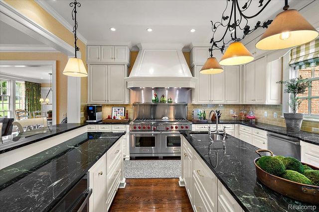 1045 Country Club Road, Bloomfield Charter Township, MI 48304