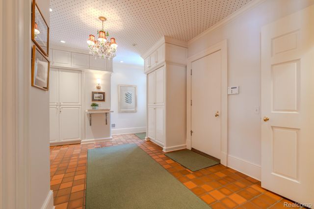 1045 Country Club Road, Bloomfield Charter Township, MI 48304