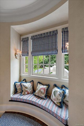 1045 Country Club Road, Bloomfield Charter Township, MI 48304