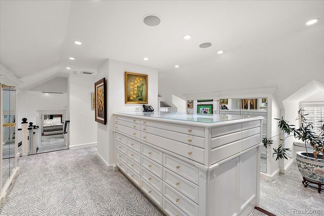 1045 Country Club Road, Bloomfield Charter Township, MI 48304