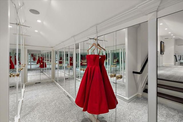 1045 Country Club Road, Bloomfield Charter Township, MI 48304