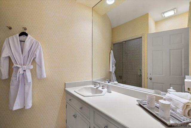 1045 Country Club Road, Bloomfield Charter Township, MI 48304