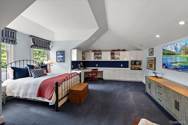 1045 Country Club Road, Bloomfield Charter Township, MI 48304