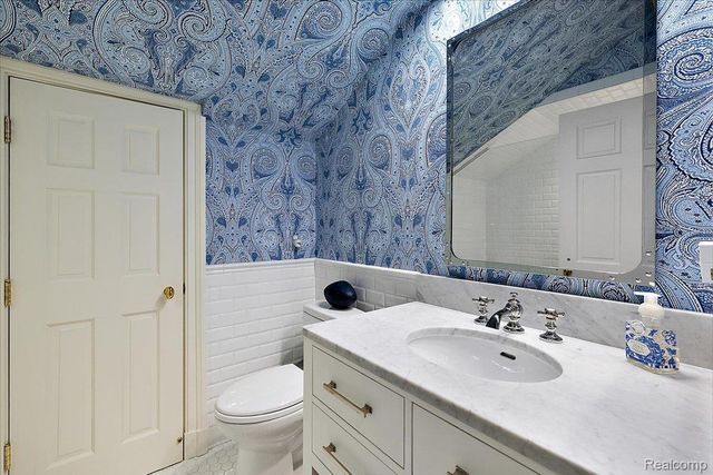 1045 Country Club Road, Bloomfield Charter Township, MI 48304