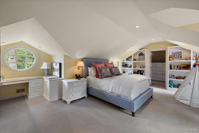 1045 Country Club Road, Bloomfield Charter Township, MI 48304