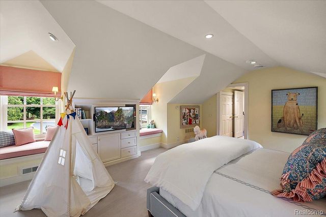 1045 Country Club Road, Bloomfield Charter Township, MI 48304