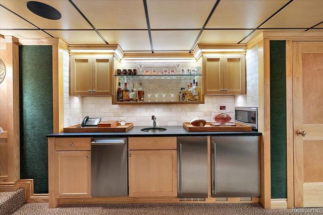 1045 Country Club Road, Bloomfield Charter Township, MI 48304