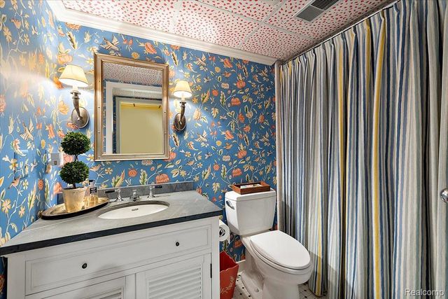 1045 Country Club Road, Bloomfield Charter Township, MI 48304