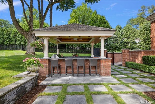 1045 Country Club Road, Bloomfield Charter Township, MI 48304