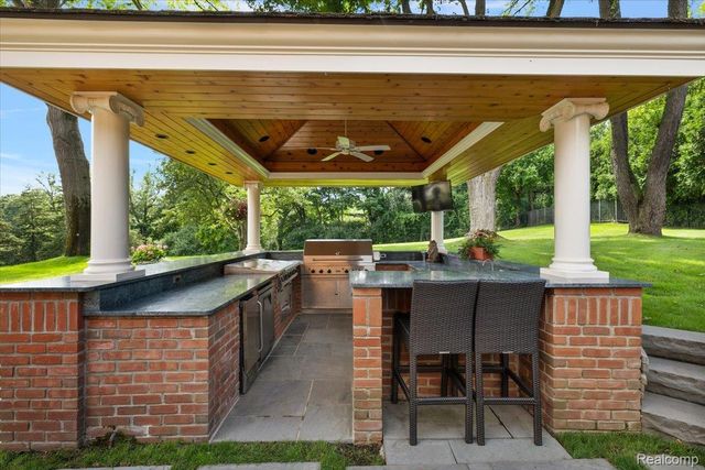 1045 Country Club Road, Bloomfield Charter Township, MI 48304