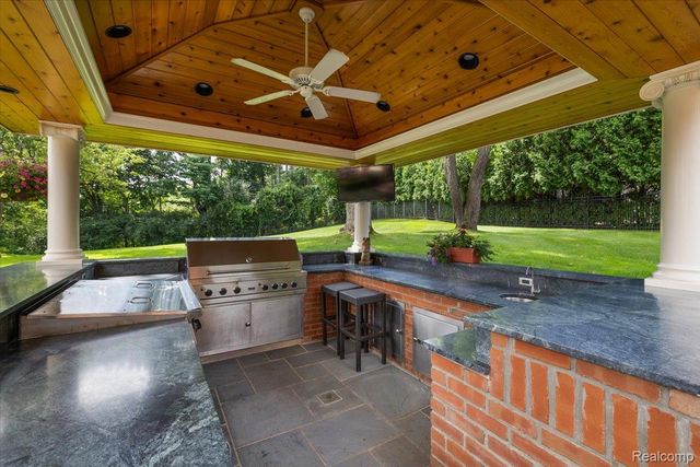 1045 Country Club Road, Bloomfield Charter Township, MI 48304