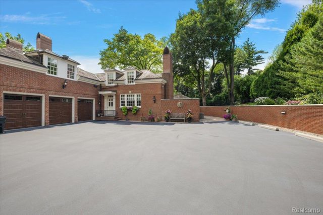 1045 Country Club Road, Bloomfield Charter Township, MI 48304