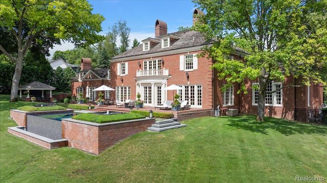 1045 Country Club Road, Bloomfield Charter Township, MI 48304