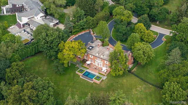 1045 Country Club Road, Bloomfield Charter Township, MI 48304