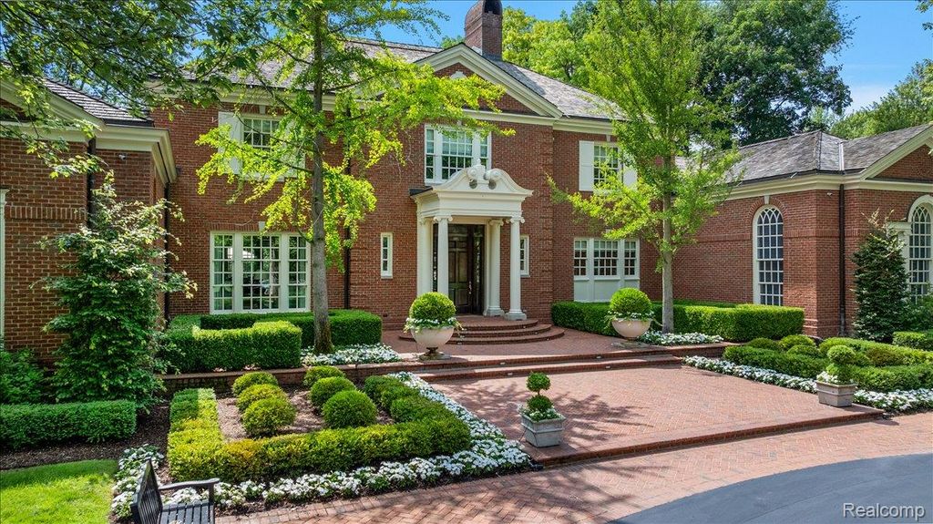 1045 Country Club Road, Bloomfield Charter Township, MI 48304