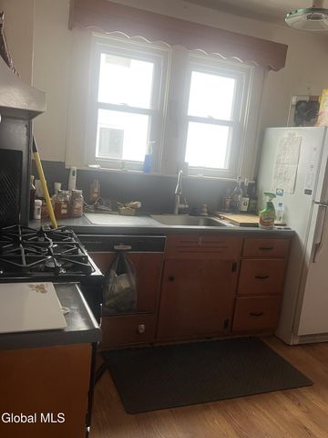 824 Dean Street, Schenectady, NY 12309