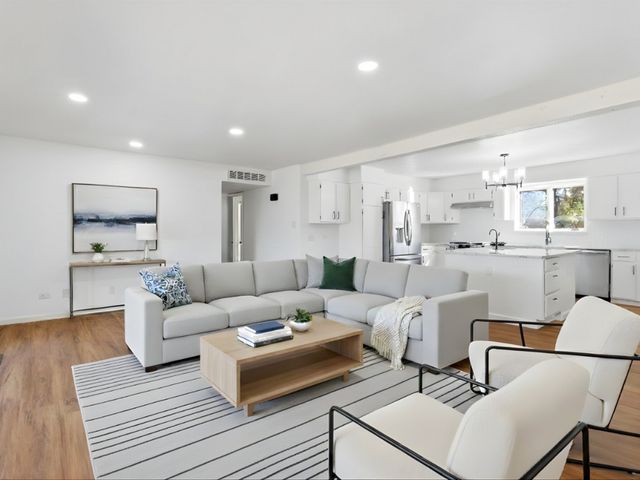 2575 Calle Delfino, Santa Fe, NM 87505