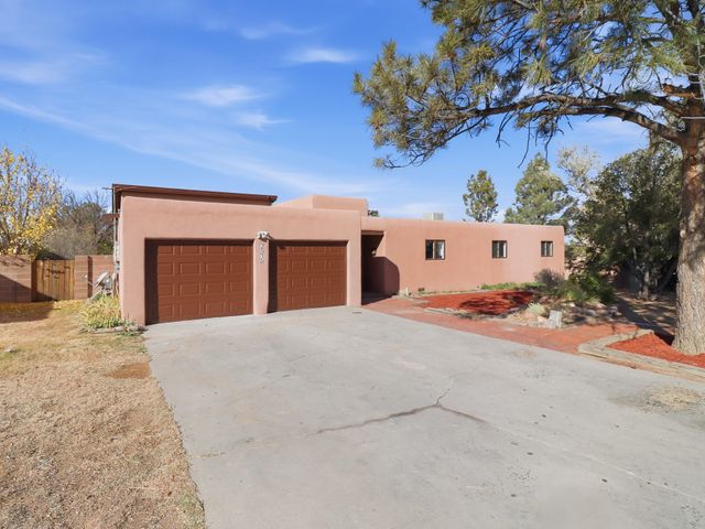 2575 Calle Delfino, Santa Fe, NM 87505