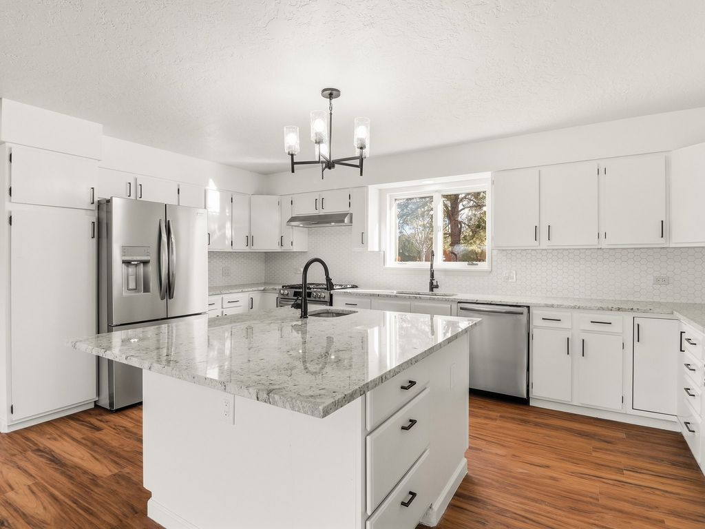 2575 Calle Delfino, Santa Fe, NM 87505