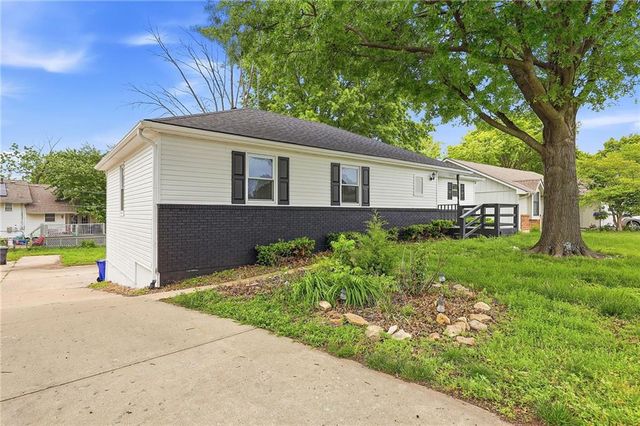 1725 S Kiowa Drive, Olathe, KS 66062