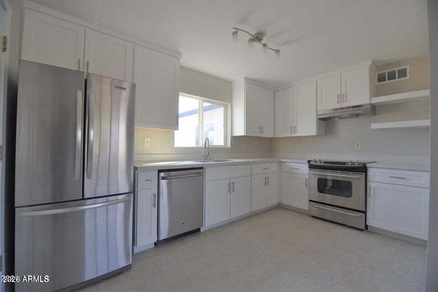 2535 E SOUTHGATE Avenue, Phoenix, AZ 85040