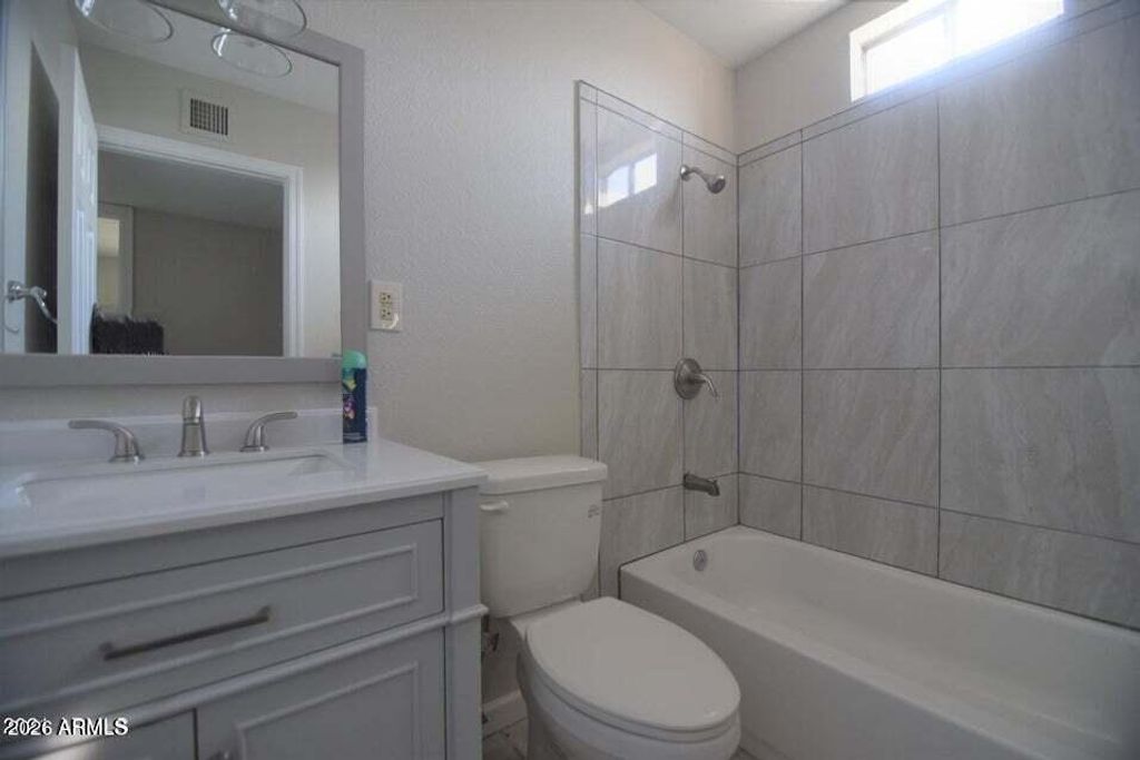 Image 10 of property listing at 2535 E Southgate Avenue, Phoenix, AZ 85040