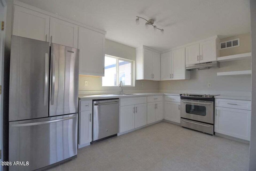 Image 3 of property listing at 2535 E Southgate Avenue, Phoenix, AZ 85040